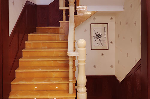 溧阳中式别墅室内汉白玉石楼梯的定制安装装饰效果